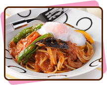 温泉たまごがトローリ！ 夏野菜のミートスパ！